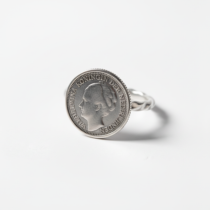 Wilhelmina ring meer naar voren gedraaid