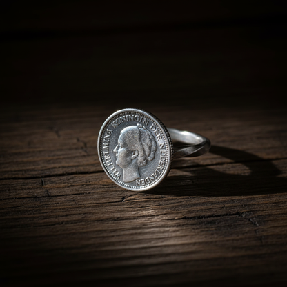 Wilhelmina ring op verweerd hout